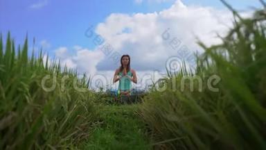 一名年轻女子用巴厘岛的方式为穆拉哈拉查克拉打坐，拍摄了一张斯蒂迪加姆的照片